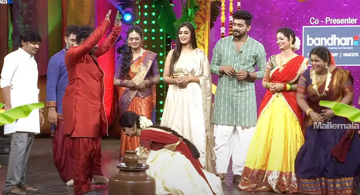Jabardasth Varsha Touches Emmanuel Feet In Sitaramula Kalyanam Chutamu Rarandi