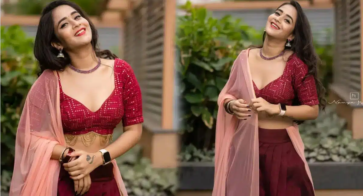 deepthi sunaina shows her glamour