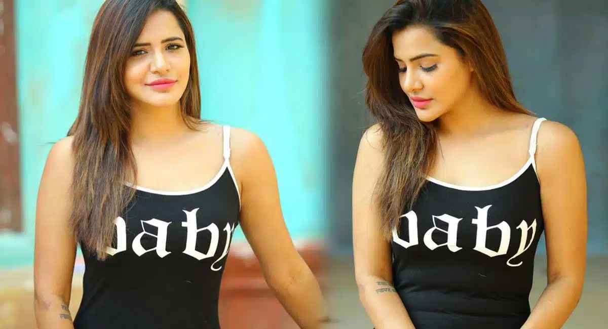 Ashu Reddy Again Dubai Trip COmpleted
