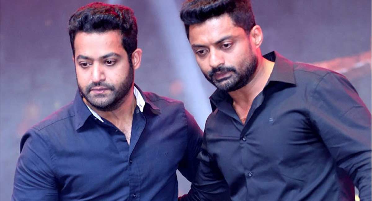 JR NTR : చీక‌ట్లో బ‌య‌ట‌కు వ‌చ్చిన జూనియర్ ఎన్టీఆర్, క‌ళ్యాణ్ రామ్.. ఎక్క‌డికి వెళ్లారో తెలుసా?