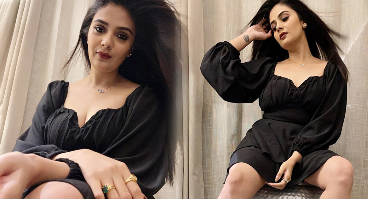 Sreemukhi : క‌సిగా చూస్తూ త‌న అందాలతో కేక పెట్టిస్తున్న శ్రీముఖి