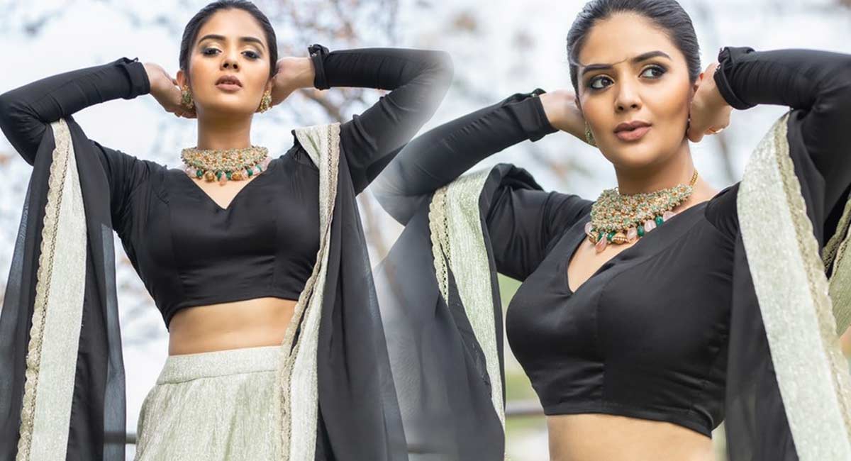 Sreemukhi : శ్రీముఖి అందాల అరాచ‌కం.. అమ్మ‌డి హంగామాని త‌ట్టుకోవ‌డం కాస్త క‌ష్ట‌మే..!