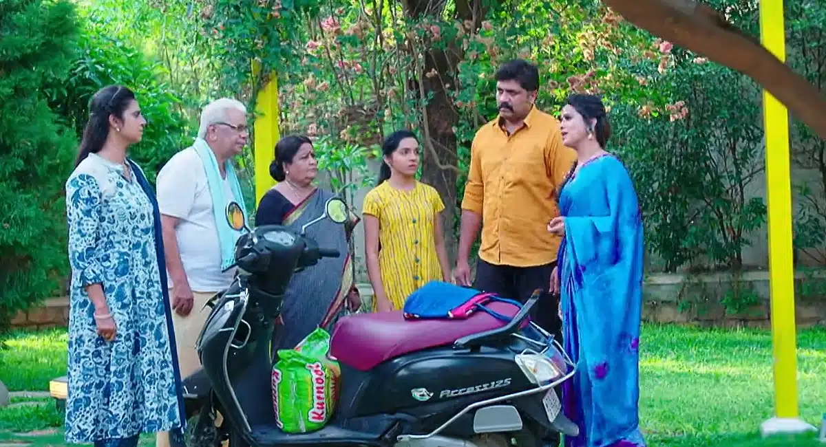 nandu and lasya insult tulasi in intinti gruhalakshmi