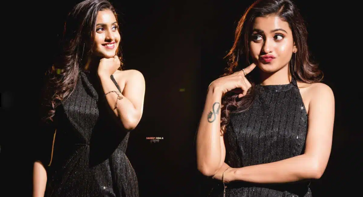 Deepika Pilli Busy WIth Phone in Weekend Party 