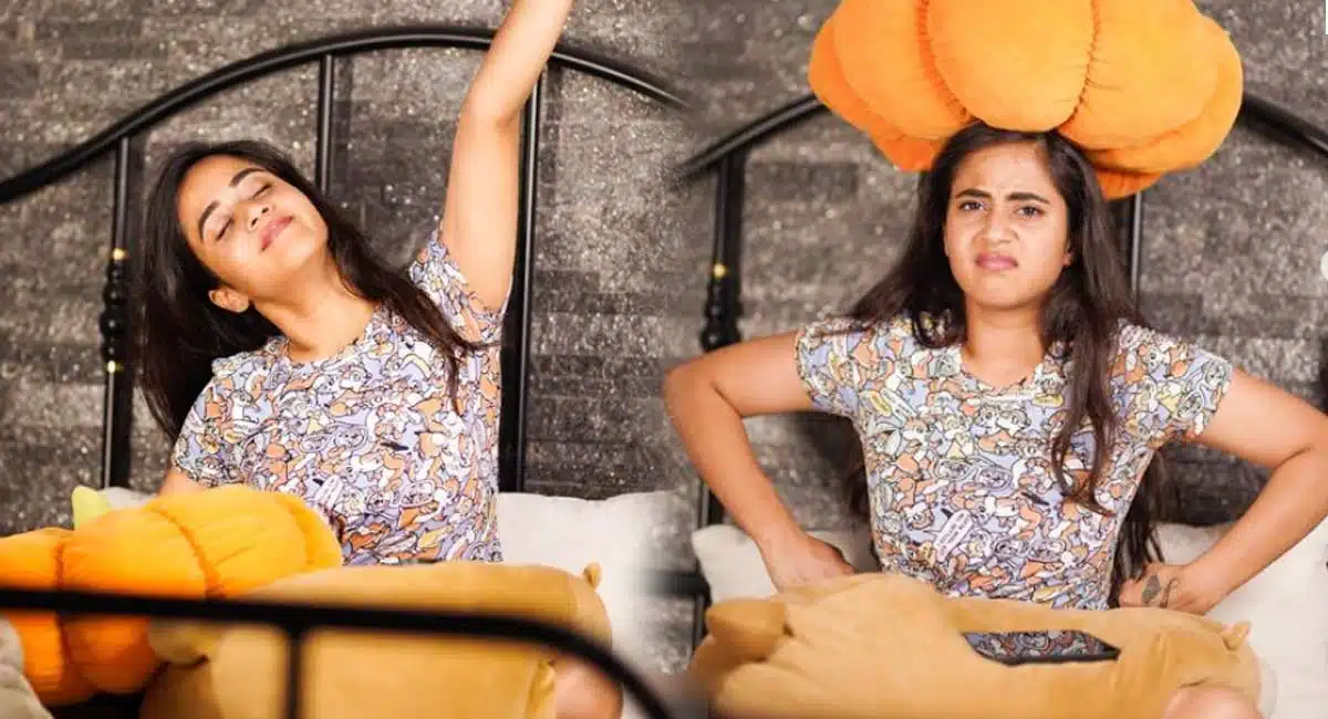 deepthi sunaina latest pics Viral