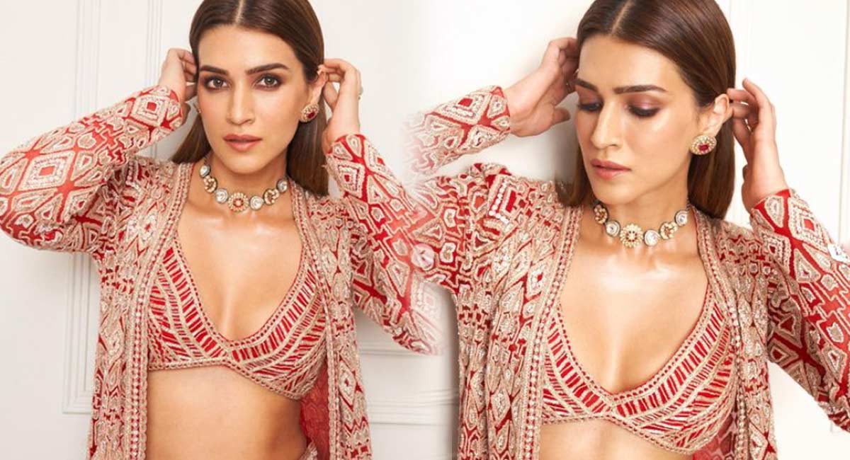 Kriti Sanon : అందాల‌ను ఇలా ఆర‌బోస్తే త‌ట్టుకోవ‌డం క‌ష్ట‌మేమో కృతి సనన్ అమ్మ‌డు ..!