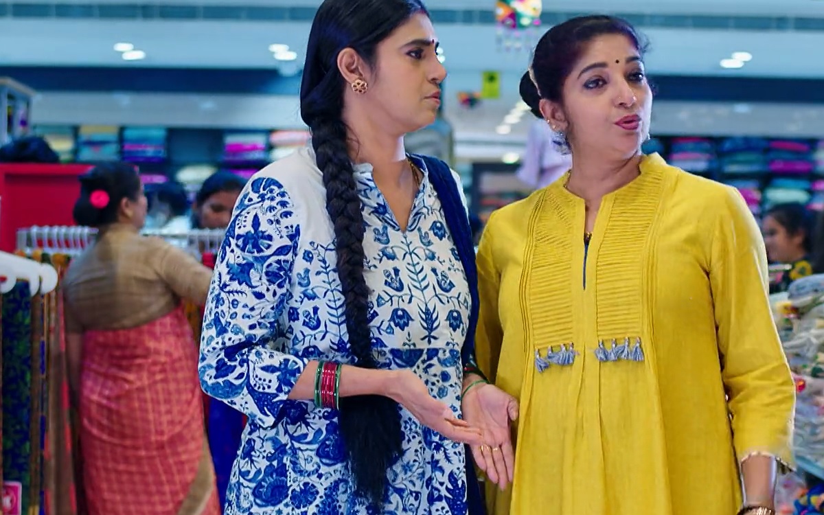 Tulasi and pravallika do shopping together in intinti gruhalakshmi