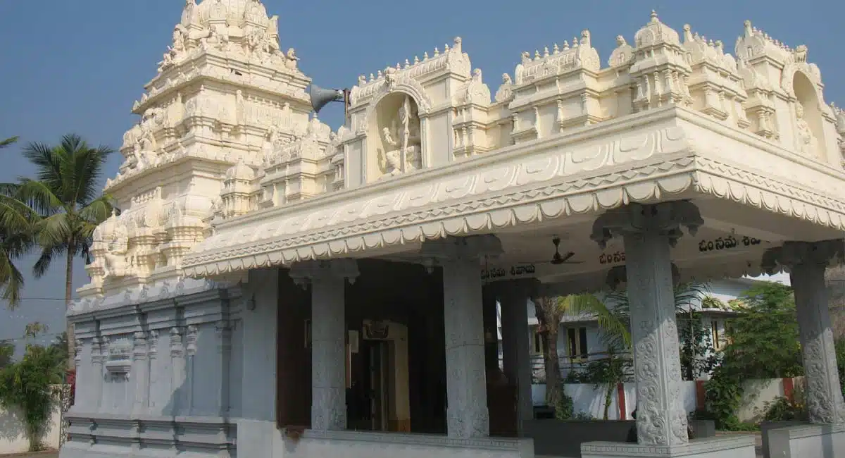 why do all the family members want to sleep in the shiva temple if the elder of the house-dies