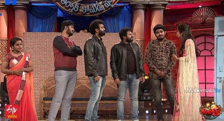 Hyper Aadi : స్విమ్మింగ్ పూల్‌లో వారిని చూసి జడుసుకున్నారు.. గ్యాంగుతో హైపర్ ఆది రచ్చ