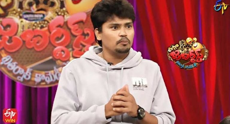 Jabardasth Kevvu Karthik : ఈ కెవ్వు కార్తీక్‌ ను ఎలా జబర్దస్త్‌ లో ఉంచుతున్నారా బాబు!