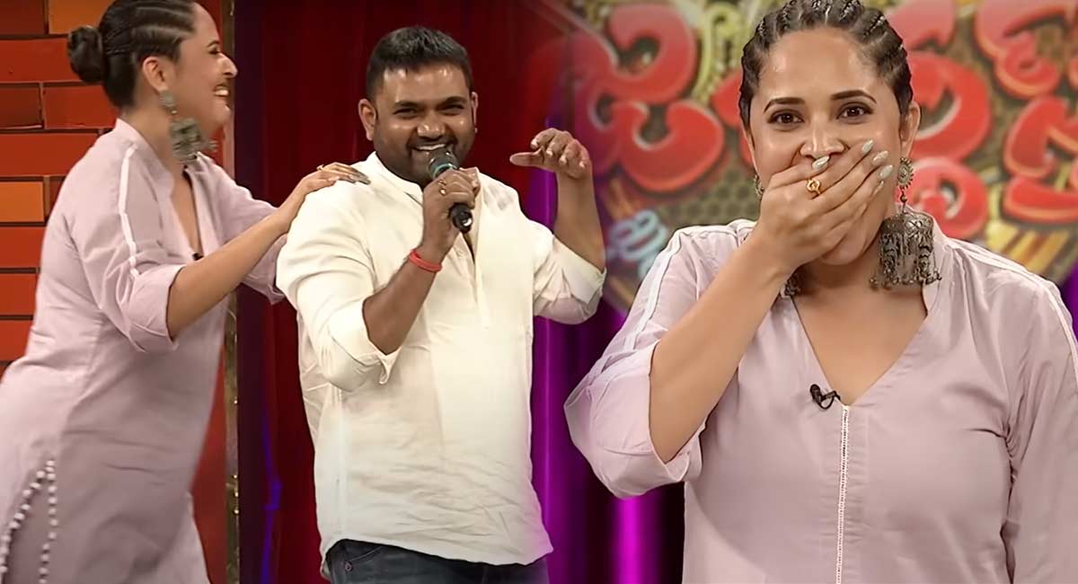 Anasuya : అనసూయ అలాంటిదే.. చెప్పబోతోన్న డైరెక్టర్ నోర్మూసిన యాంకర్