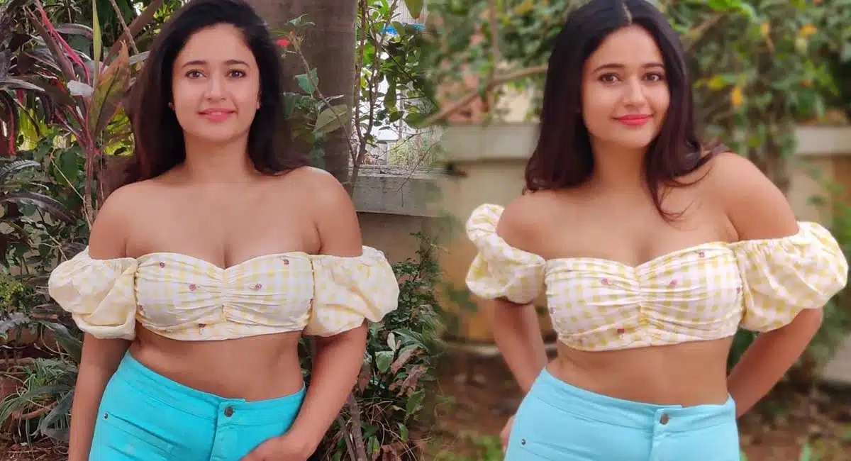 poonam bajwa cute looks vial in twitter