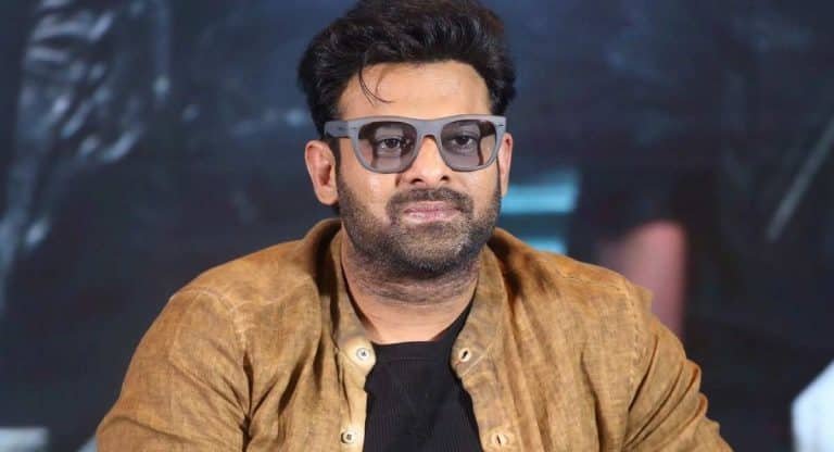 Prabhas : ఈ కటౌట్ పక్కన ఈ మాత్రం సాలీడ్ బ్యూటీ ఉండాల్సిందే..