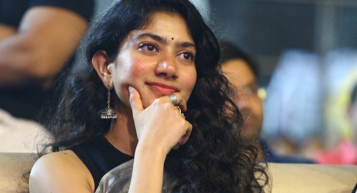 Sai Pallavi : సాయి ప‌ల్ల‌వి ఏంటి ఇలా వివాదంలో ఇరుక్కుంది.. క్ష‌మాప‌ణ‌లు చెప్పక త‌ప్ప‌దా?