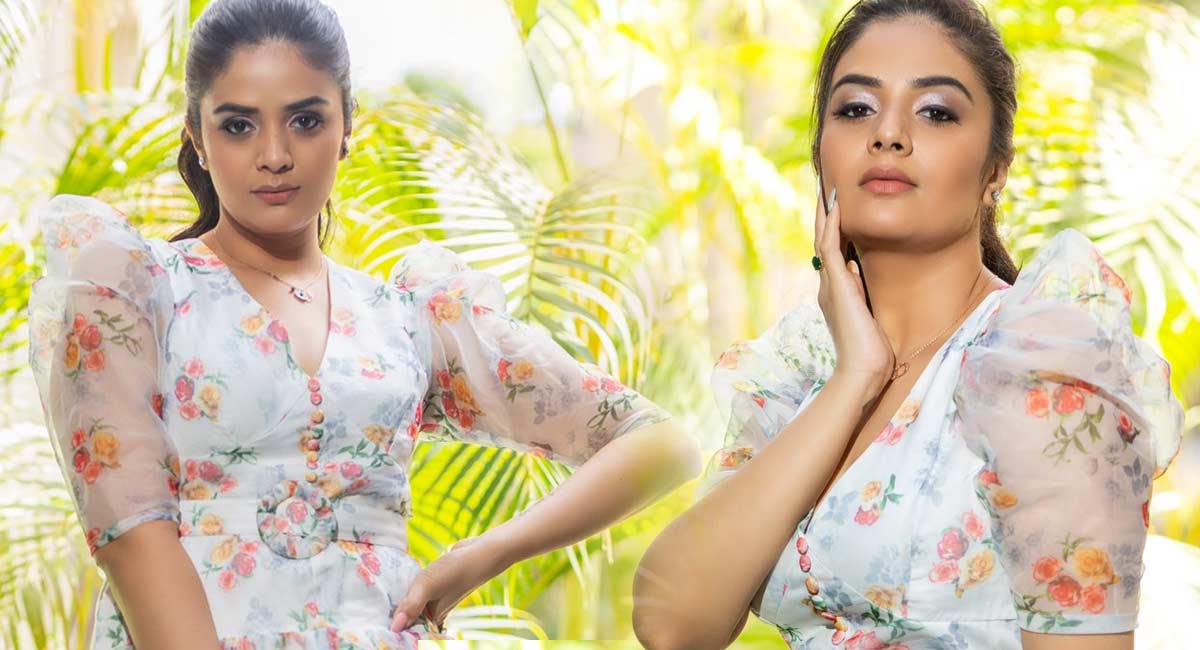 Sreemukhi : కుర‌చ దుస్తుల‌లో మ‌త్తెక్కిస్తున్న శ్రీముఖి.. కేక పెట్టిస్తుందిగా..!