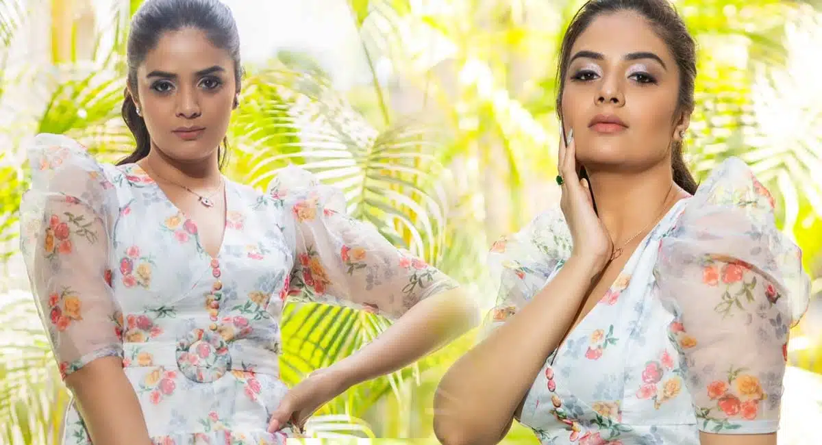 sreemukhi beautiful looks viral