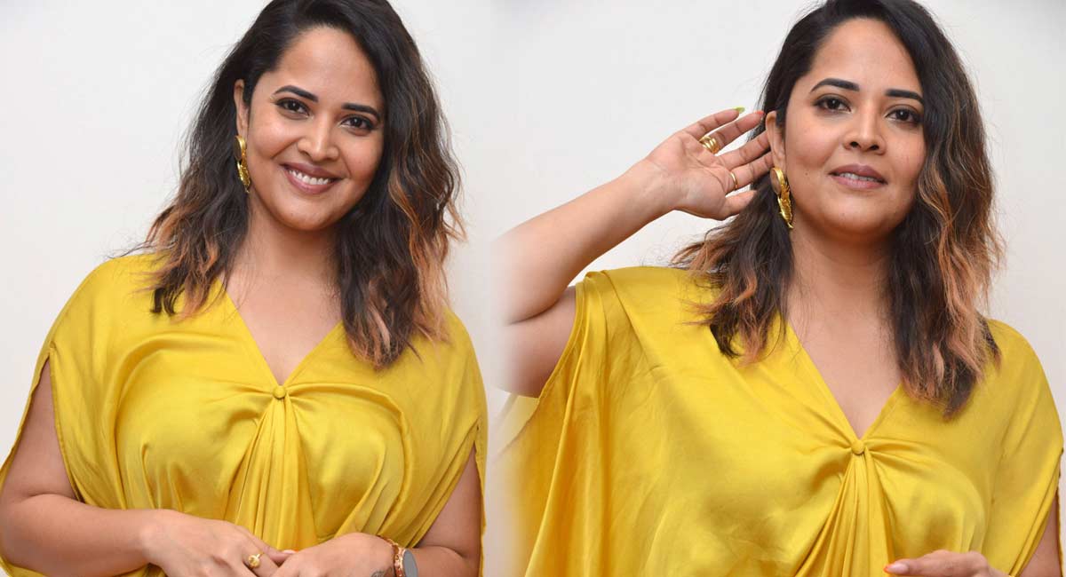 Anasuya : ప‌సుపు రంగు డ్రెస్‌లో పిచ్చెక్కిస్తున్న అన‌సూయ‌.. థ్రిల్ అవుతున్న కుర్ర‌కారు