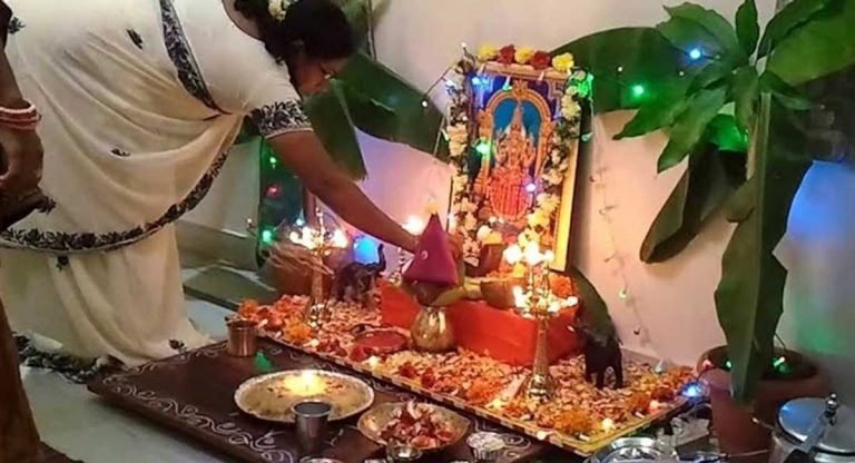 Pooja Time : పూజ చేసేట‌ప్పుడు ఈ వ‌స్తువుల‌ను నేల‌పై పెడుతున్నారా… అయితే మీకు ద‌రిద్య్రం త‌ప్ప‌దు…