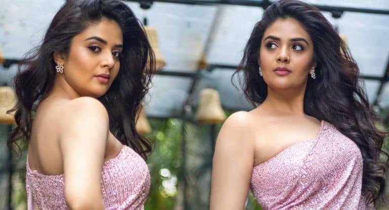 Sreemukhi : హీరోయిన్స్‌ని మించిన అందం.. శ్రీముఖి హొయ‌లు సెగ‌లు రేపుతున్నాయిగా..!