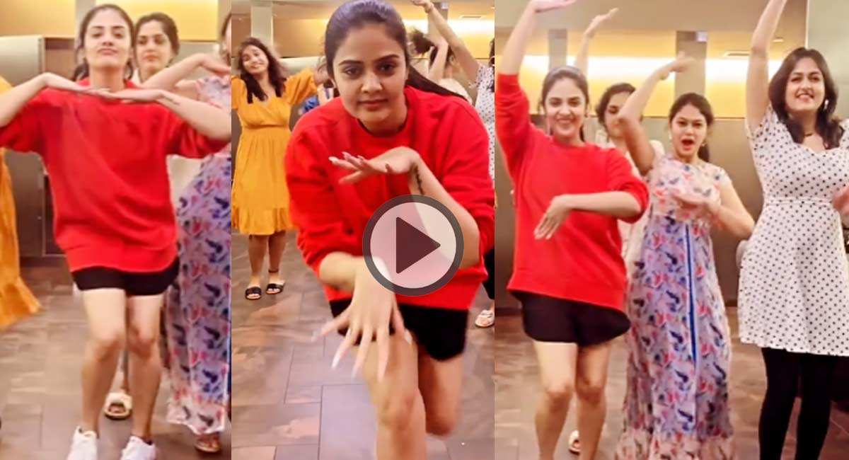 Sreemukhi : బుల్లి నిక్కర్లో రాములమ్మ.. సింగర్లతో కలిసి చిందులు