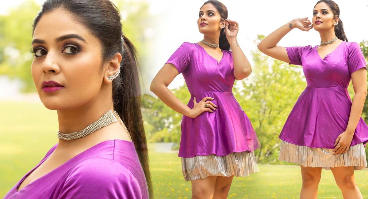 Sreemukhi : పొట్టి డ్రెస్‌లో ప‌రువాల విందు.. మెస్మ‌రైజ్ చేస్తున్న శ్రీముఖి