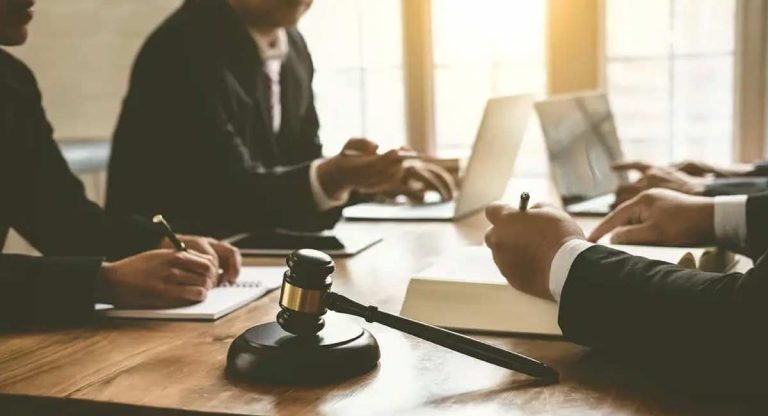Lawyer vs Advocate : లాయర్ వేరు.. అడ్వకేట్ వేరు.. వాళ్ల మధ్య ఉన్న తేడా ఏంటో తెలిస్తే నోరెళ్లబెడతారు?