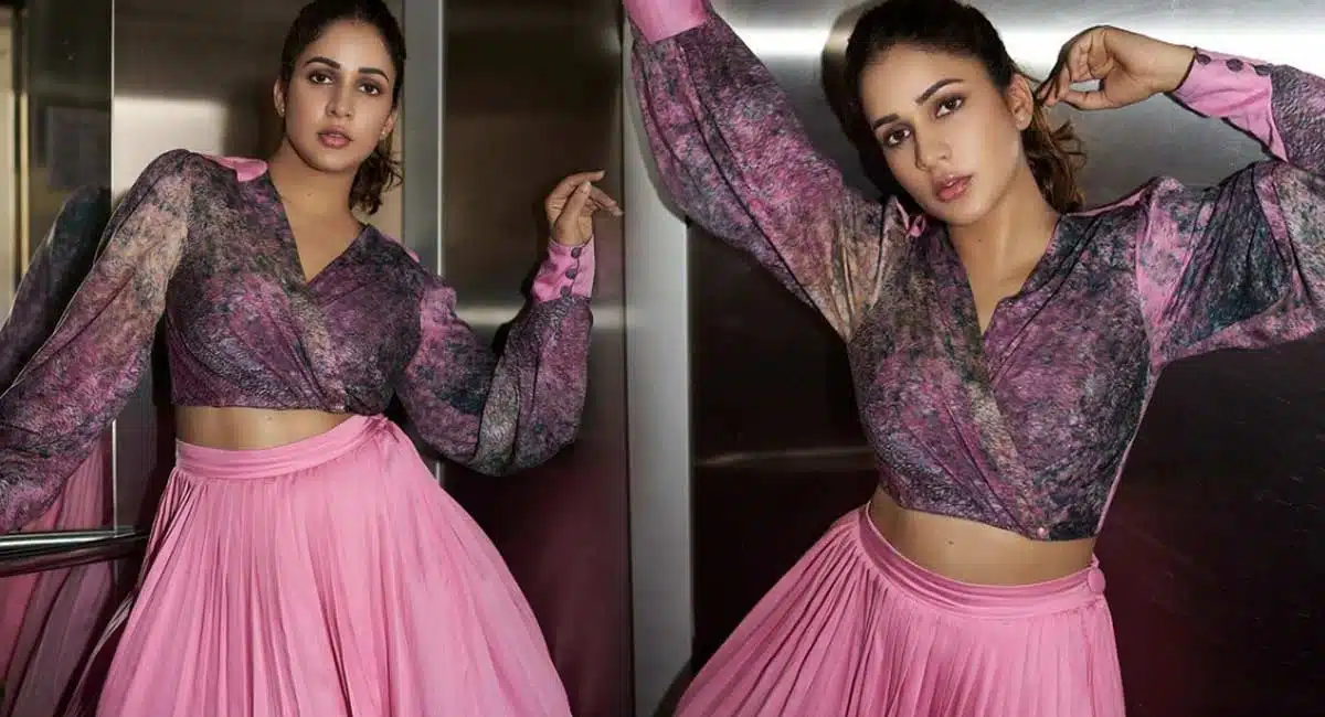Lavanya Tripathi : నాజూకైన న‌డుముతో కుర్రాళ్ల‌కు దిమ్మ తిరిగేలా చేస్తున్న లావ‌ణ్య త్రిపాఠి