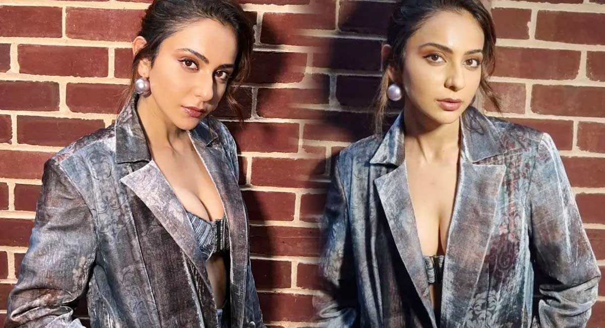 Rakul Preet Singh : ఎగ‌సి ప‌డుతున్న ఎద అందాలు.. చుర‌క‌త్తులాంటి చూపులు గుచ్చుకుంటున్నాయంటున్న ఫ్యాన్స్