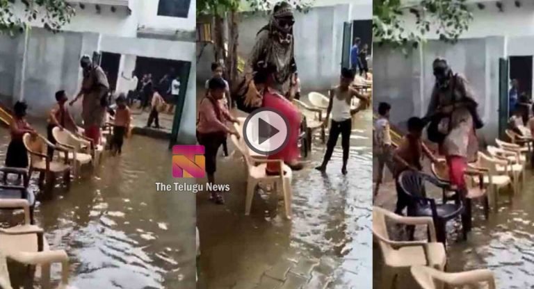 Viral Video : విద్యార్థులతో కుర్చీలు వేయించుకొని.. వరద నీటిని దాటుతున్న ఓ ఉపాధ్యాయురాలు..