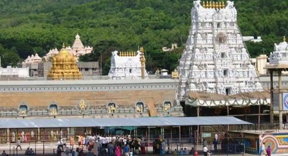 Devotees stand for 15 hours for darshan of Srivari