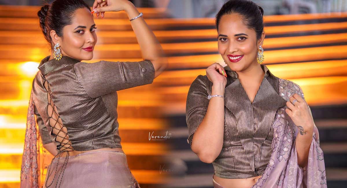 Anasuya : చీర క‌ట్టులో తెగ సిగ్గు ప‌డిపోతున్న అన‌సూయ‌..ఆ అందాల‌కు మోత మోగాల్సిందే..!