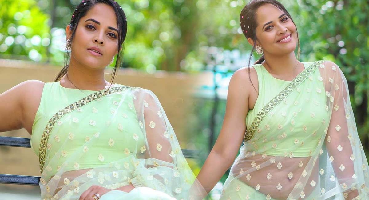 Anasuya : కిటికీల్లాంటి జాకెట్ మ‌ధ్య నుండి తొంగి చూస్తున్న అన‌సూయ అందాలు.. కేక పెట్టిస్తున్నాయిగా..!