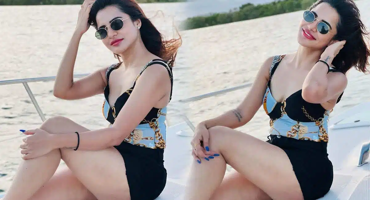 ashu reddy glamorous in peaks