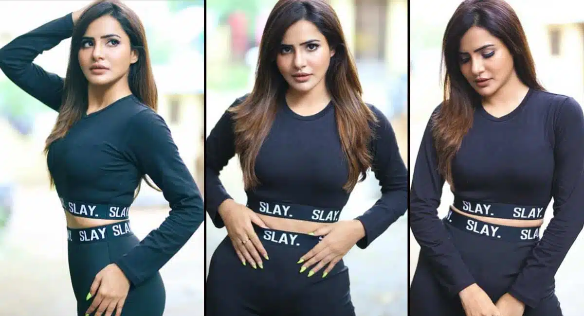 Ashu Reddy Funny Photoshoot