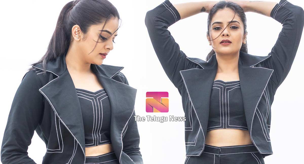 Sreemukhi : నాజూకు న‌డుము చూపిస్తూ నానా ర‌చ్చ చేస్తున్న శ్రీముఖి.. ఎక్క‌డా త‌గ్గ‌ట్లేదుగా..!