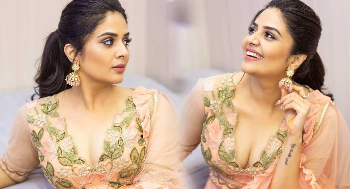 Sreemukhi : రోజురోజుకి అందాల డోస్ పెంచుతున్న‌శ్రీముఖి.. ఇట్టా అయితే కుర్రాళ్లు ఏమై పోవాలి అమ్మ‌డు..!