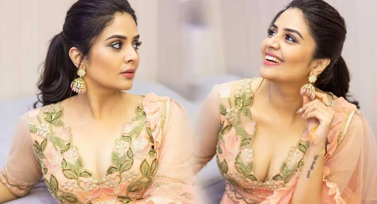 sreemukhi mind blowing looks