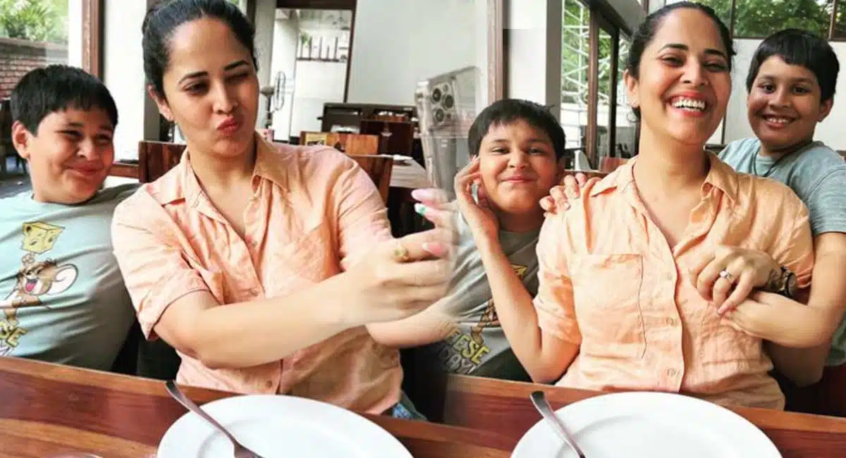 anasuya mesmarizing looks viral