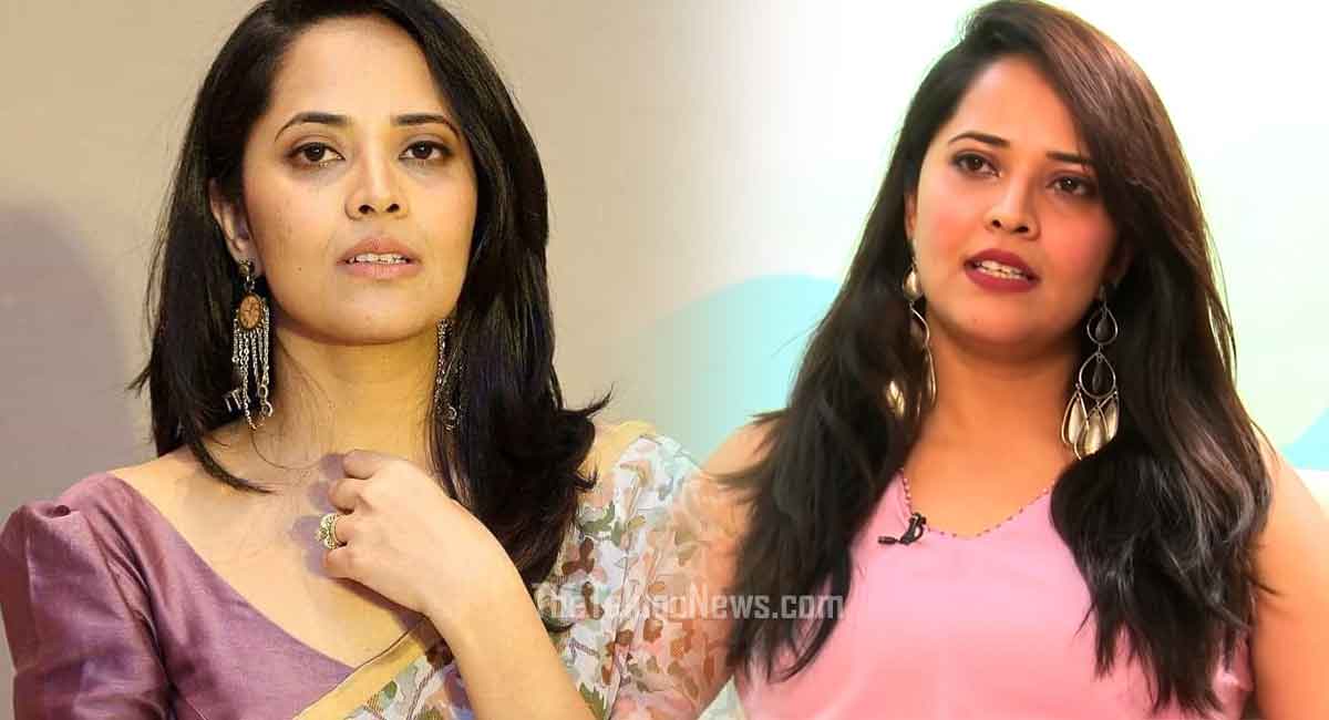 Anasuya : వెనక్కి తగ్గిన అనసూయ.. వాళ్లు ఫోన్ చేయడంతో సైలెంట్ అయిన యాంకర్