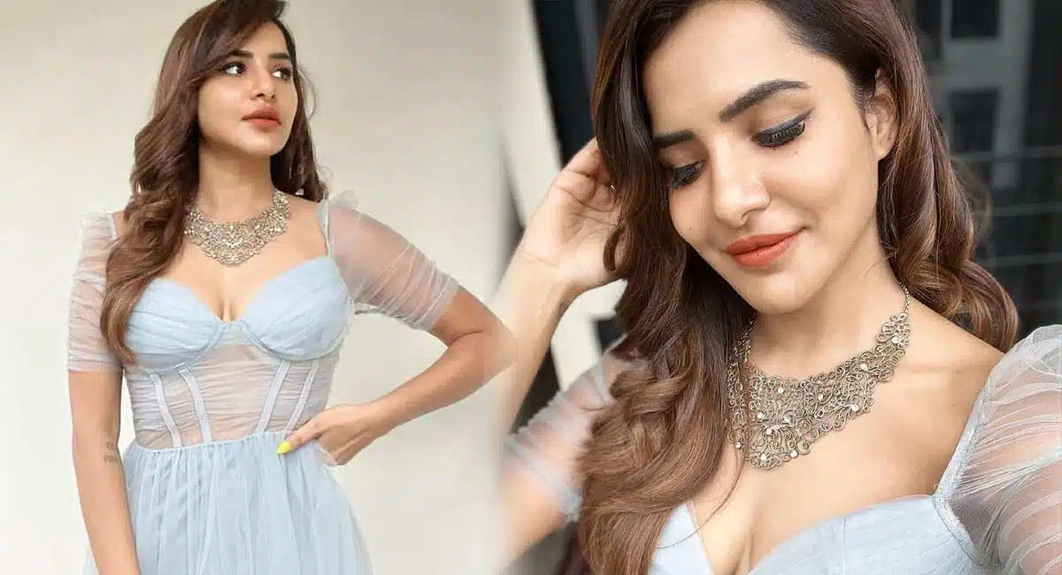 Ashu Reddy glamorous looks crazy 