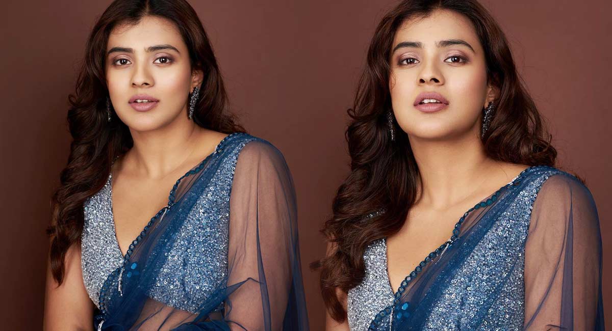 Hebah Patel : హెబ్బా.. ఏమందం అబ్బా ఇది.. సెగ‌లు రేపుతున్నావుగా..!