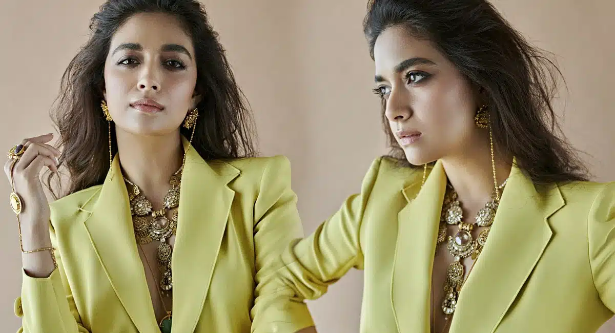 Keerthy Suresh : ఛీఛీ.. లోప‌ల ఏం వేసుకోకుండా కీర్తి సురేష్ ఇంతలా అందాలు ఆర‌బోస్తుందేంటంటూ మండిప‌డుతున్న నెటిజ‌న్స్