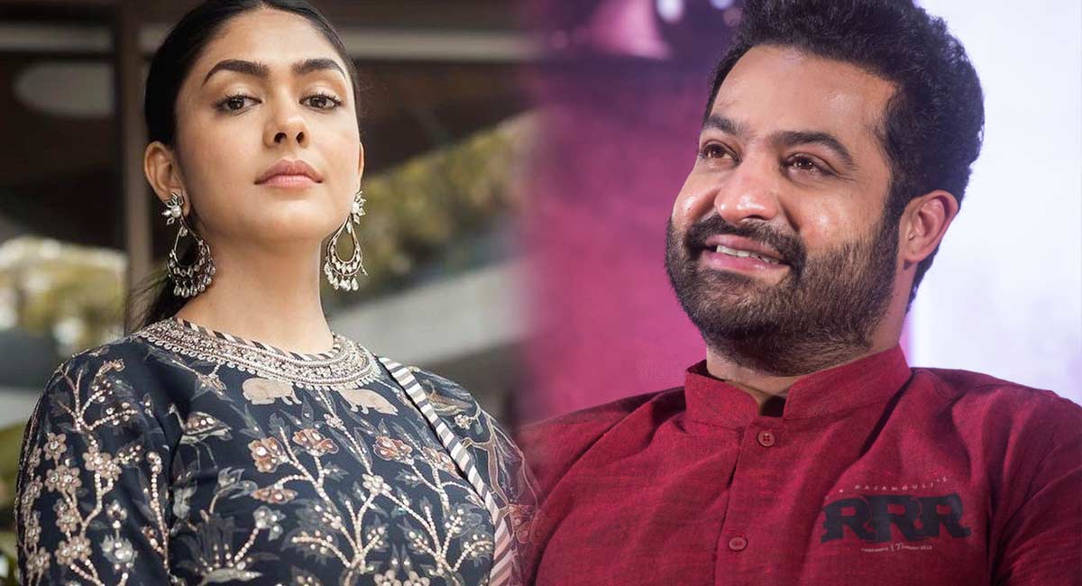 Mrunal Thakur : సీతారామం హీరోయిన్ మాముల్ది కాదు.. ఎన్టీఆర్‌ని బుట్ట‌లో ప‌డేసే ప్లాన్ వేస్తుందా ఏమి?