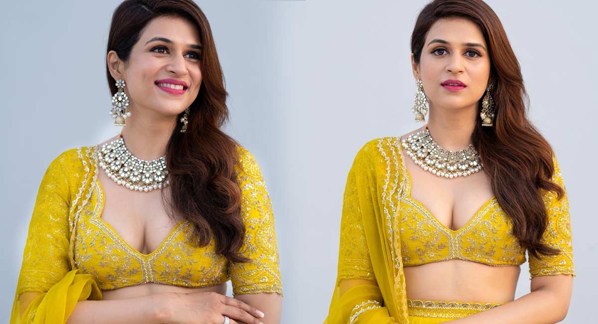 Shraddha Das : ప‌సుపు రంగు డ్రెస్‌లో పిచెక్కిస్తున్న శ్ర‌ద్ధా దాస్.. కేక పెట్టిస్తున్న అందాలు..!