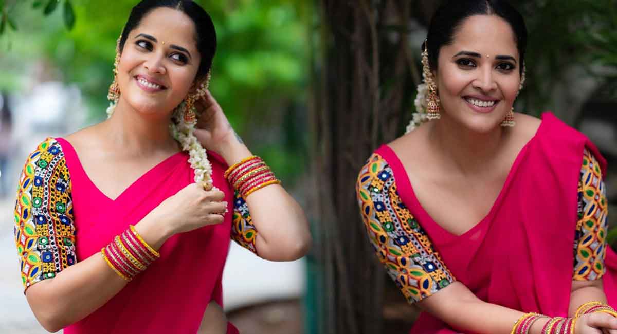 Anasuya : జడలో మల్లెపూలు.. పింక్ శారీలో మత్తెక్కిస్తోన్న అందాల అనసూయ