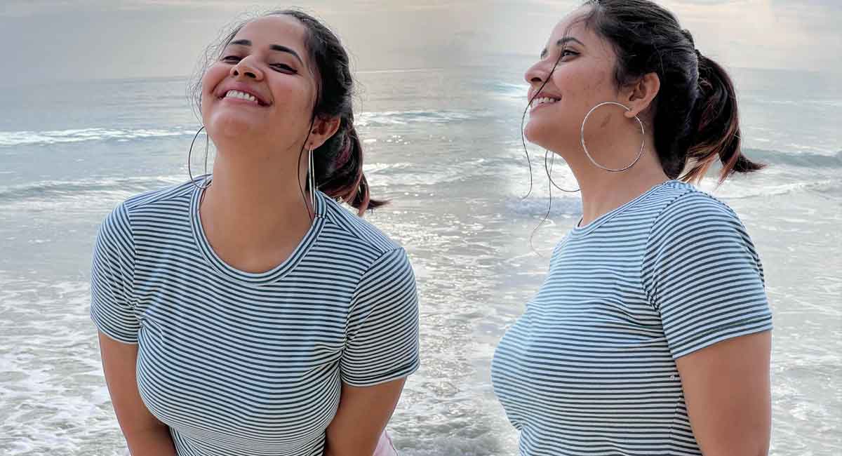 Anasuya : ప్ర‌కృతి ఒడిలో మునిగి తేలుతున్న అన‌సూయ‌.. పొట్టి దుస్తుల‌లో అందాలు అదుర్స్