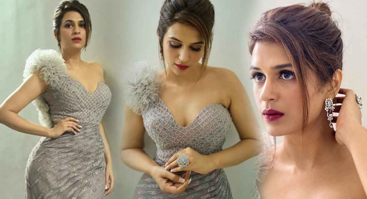shraddha das stunning looks viral