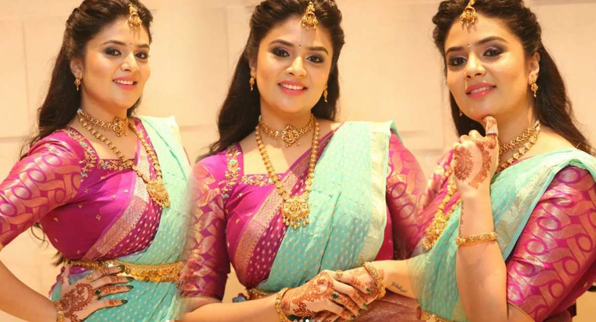 Sreemukhi : కుందనపు బొమ్మ అవతారమెత్తిన శ్రీముఖి.. ఆ చీరకట్టులో మతిపోగొడుతోందిగా!