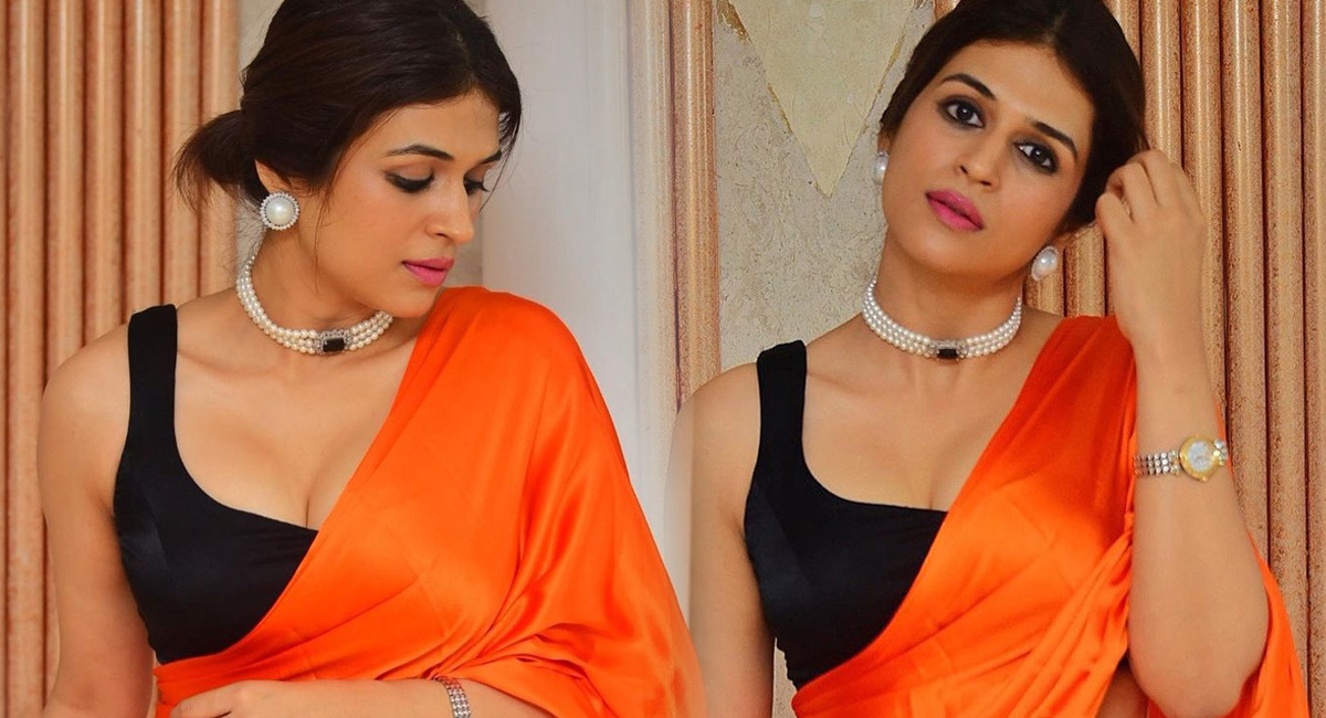 Shraddha Das : దీపావళి ధమాకా.. శారీలో జిగేల్ అనిపించే వెలుగులతో శ్రద్ధా దాస్..!