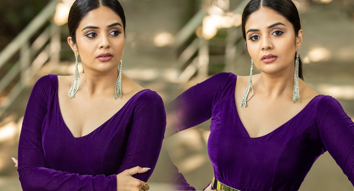 Sreemukhi : వెల్వేట్ ఫిట్టింగ్‌లో యాంకర్ శ్రీముఖి గ్లామర్ షో.. ఓరచూపుతోనే కవ్విస్తోందిగా?